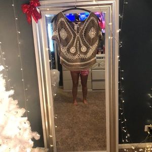 Cold shoulder knitted top.